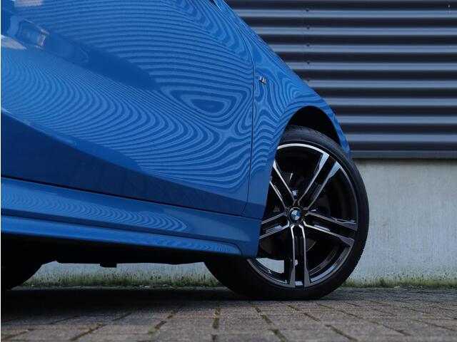 BMW 1-SERIE 118i | Executive | M Sportpakket | Sportstoelen | Apple Carplay | Hi-Fi | Stuurwielrand Verwarmd | Stoelverwarming | Climate Control | 18'' LMV