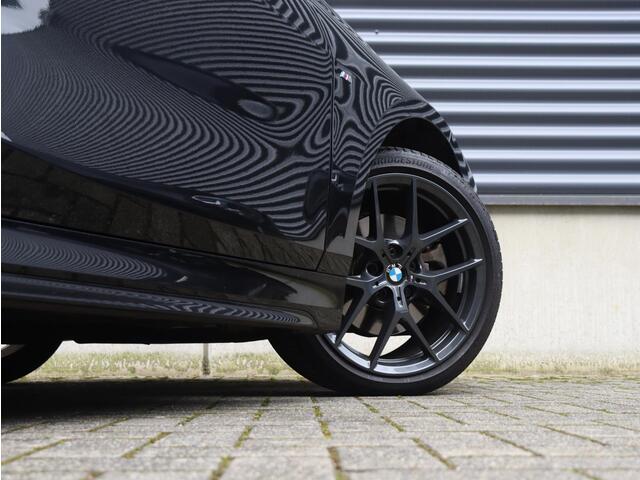 BMW 1-SERIE 5-deurs 118i | High Executive | M Sportpakket | Panodak | Head-Up | Harman Kardon | Elektr. Stoelen | Adaptive Cruise Control | Comfort Access | 18'' LMV