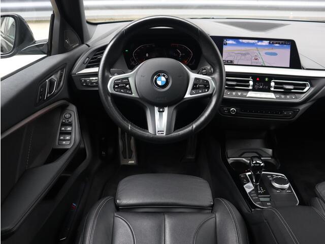 BMW 1-SERIE 5-deurs 118i | High Executive | M Sportpakket | Panodak | Head-Up | Harman Kardon | Elektr. Stoelen | Adaptive Cruise Control | Comfort Access | 18'' LMV