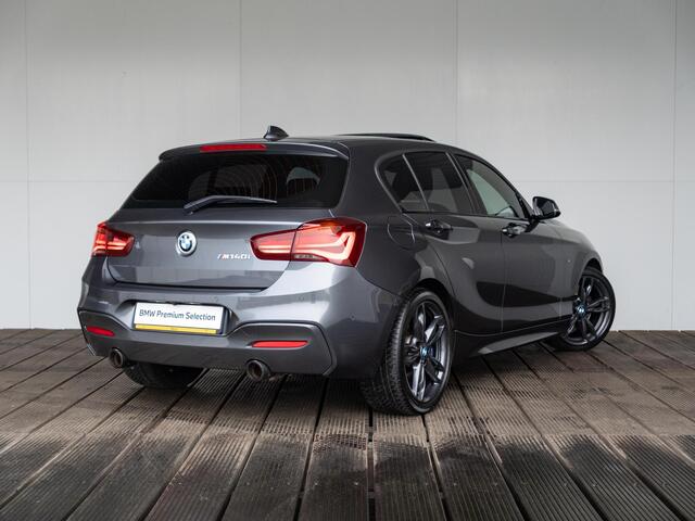 BMW 1-SERIE M140i | High Executive | Akrapovic | Harman-Kardon | Stuurwielrand verwarmd | Achteruitrijcamera | Schuif-/kanteldak | Stoelverwarming