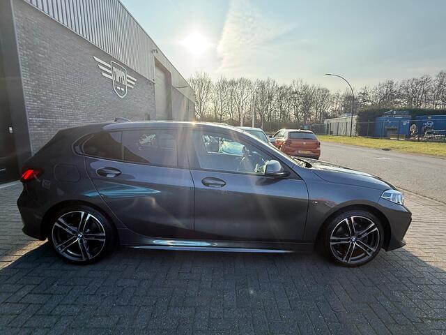 BMW 1-SERIE 116d Executive | 1E EIGENAAR | 12MND GARANTIE | AUTOMAAT | LED | CARPLAY | SFEERVERLICHTING | CRUISE | AIRCO |