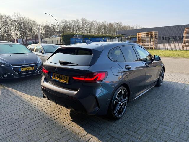 BMW 1-SERIE 116d Executive | 1E EIGENAAR | 12MND GARANTIE | AUTOMAAT | LED | CARPLAY | SFEERVERLICHTING | CRUISE | AIRCO |