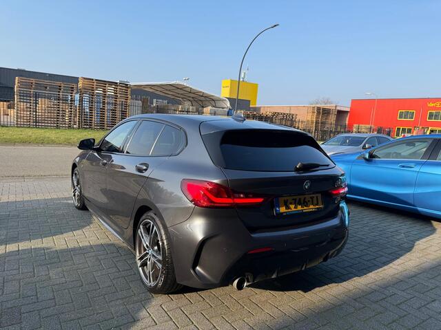 BMW 1-SERIE 116d Executive | 1E EIGENAAR | 12MND GARANTIE | AUTOMAAT | LED | CARPLAY | SFEERVERLICHTING | CRUISE | AIRCO |