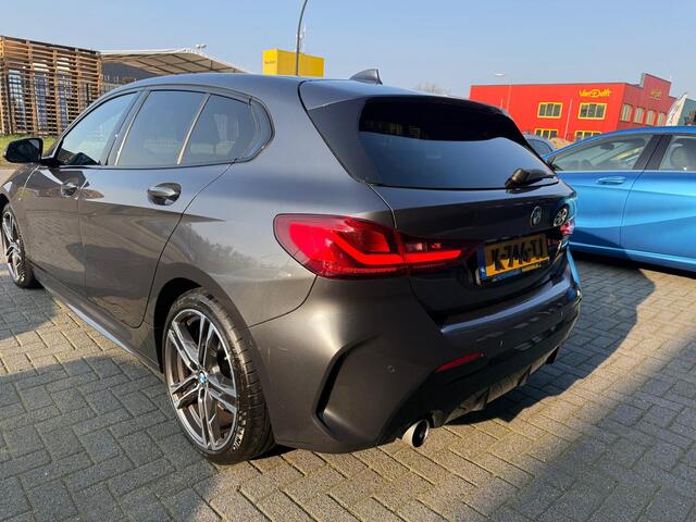 BMW 1-SERIE 116d Executive | 1E EIGENAAR | 12MND GARANTIE | AUTOMAAT | LED | CARPLAY | SFEERVERLICHTING | CRUISE | AIRCO |