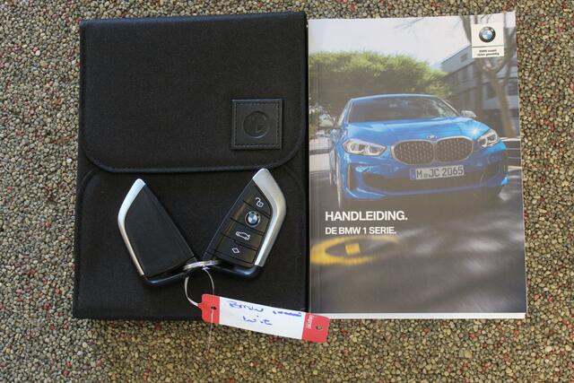 BMW 1-SERIE 118i Executive edition NL auto/Panoramadak/Stoelverwarming/Sfeerverlichting/Apple carplay/Achteruitrijcamera/Navigatie/Led dagrijverlichting/Parkeersensoren rondom