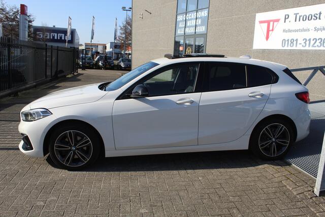 BMW 1-SERIE 118i Executive edition NL auto/Panoramadak/Stoelverwarming/Sfeerverlichting/Apple carplay/Achteruitrijcamera/Navigatie/Led dagrijverlichting/Parkeersensoren rondom