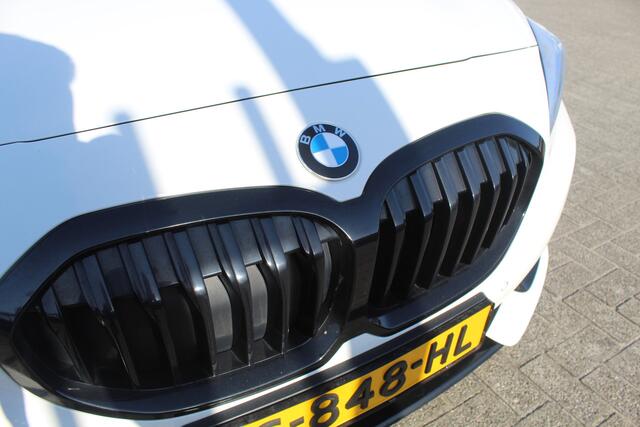 BMW 1-SERIE 118i Executive edition NL auto/Panoramadak/Stoelverwarming/Sfeerverlichting/Apple carplay/Achteruitrijcamera/Navigatie/Led dagrijverlichting/Parkeersensoren rondom