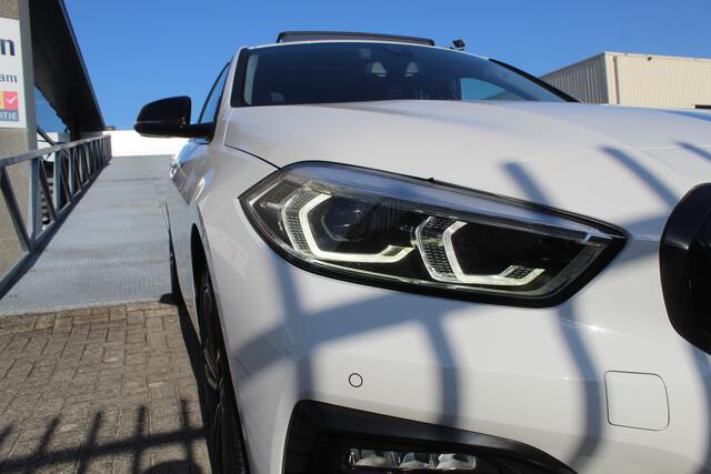 BMW 1-SERIE 118i Executive edition NL auto/Panoramadak/Stoelverwarming/Sfeerverlichting/Apple carplay/Achteruitrijcamera/Navigatie/Led dagrijverlichting/Parkeersensoren rondom