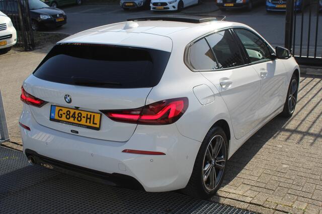 BMW 1-SERIE 118i Executive edition NL auto/Panoramadak/Stoelverwarming/Sfeerverlichting/Apple carplay/Achteruitrijcamera/Navigatie/Led dagrijverlichting/Parkeersensoren rondom
