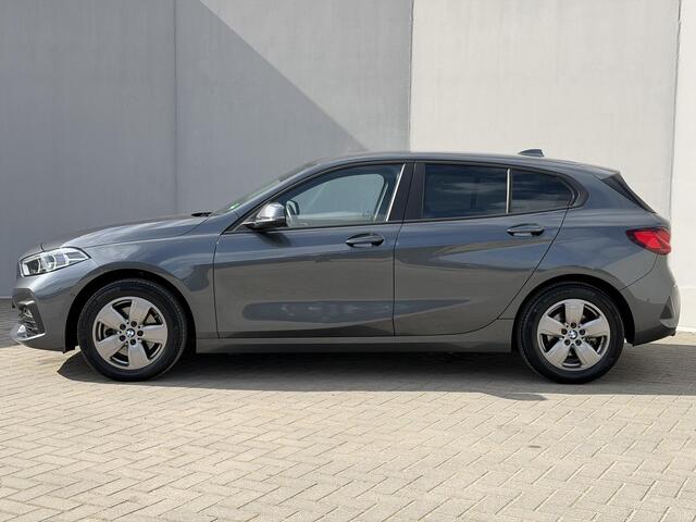 BMW 1-SERIE 118i Business Edition Automaat / 1e Eigenaar / Navigatie / Camera / PDC / Apple Carplay & Android Auto / Parkeerassistent / Cruise Control / Clima / DAB / NAP /