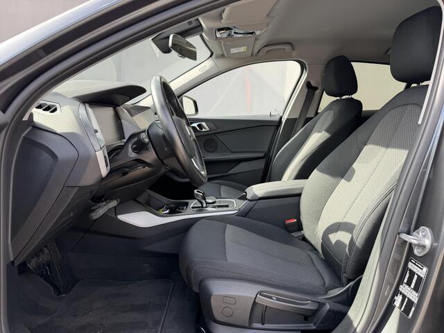 BMW 1-SERIE 118i Business Edition Automaat / 1e Eigenaar / Navigatie / Camera / PDC / Apple Carplay & Android Auto / Parkeerassistent / Cruise Control / Clima / DAB / NAP /