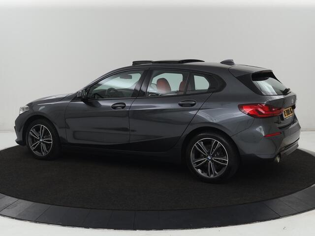 BMW 1-SERIE 118i High Executive | Sport Line | Panoramadak | Leder | Stoelverwarming | Keyless | Live Cockpit | Carplay | Sportstoelen | Navigatie | Spiegel Pakket | Parkeerhulp | Climate control