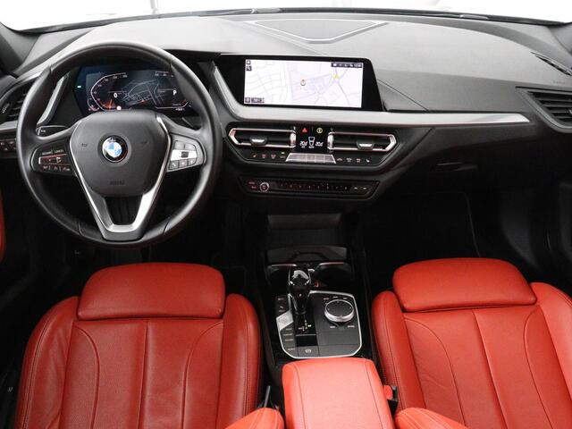 BMW 1-SERIE 118i High Executive | Sport Line | Panoramadak | Leder | Stoelverwarming | Keyless | Live Cockpit | Carplay | Sportstoelen | Navigatie | Spiegel Pakket | Parkeerhulp | Climate control