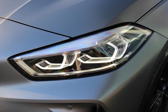 BMW 1-SERIE 118i M Sport Automaat / Panoramadak / Sportstoelen / Achteruitrijcamera / LED / Live Cockpit Professional / M Sportonderstel