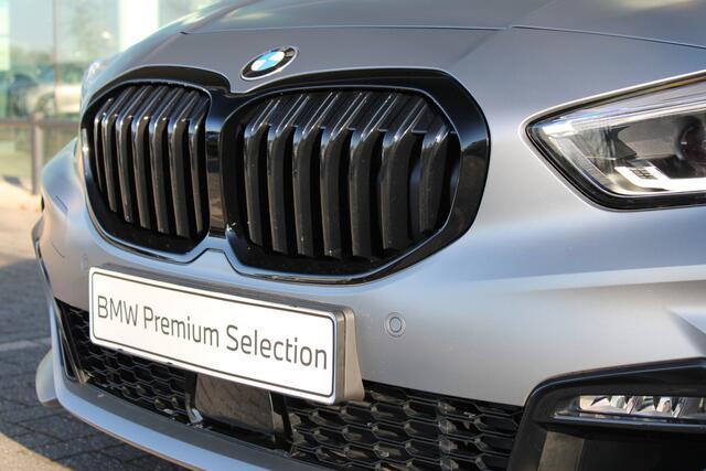 BMW 1-SERIE 118i M Sport Automaat / Panoramadak / Sportstoelen / Achteruitrijcamera / LED / Live Cockpit Professional / M Sportonderstel