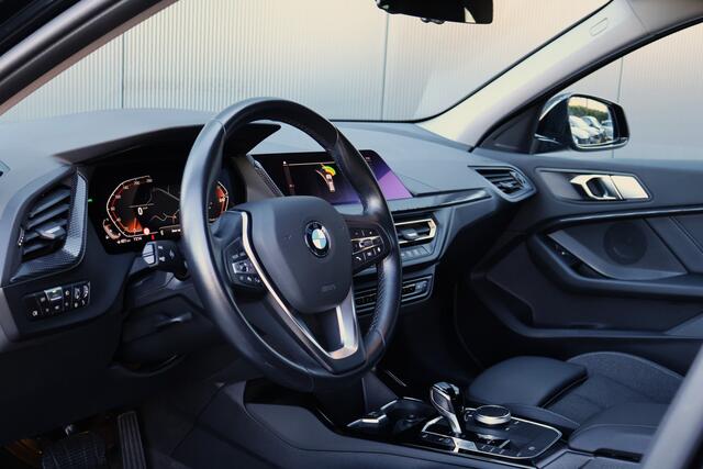 BMW 1-SERIE 116i Sportline Automaat | Adaptieve Cruise Control | Live Cockpit | Sportstoelen | Half Leer | Apple Carplay / Android Auto | Parkeersensoren | Sport Line