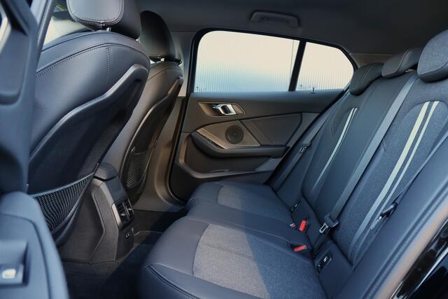 BMW 1-SERIE 116i Sportline Automaat | Adaptieve Cruise Control | Live Cockpit | Sportstoelen | Half Leer | Apple Carplay / Android Auto | Parkeersensoren | Sport Line