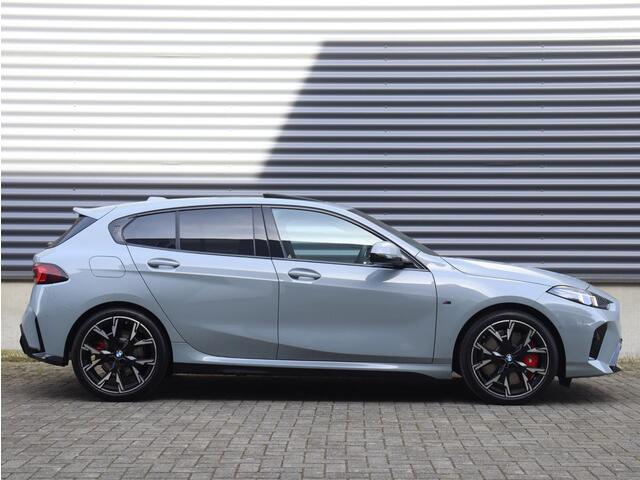 BMW 1-SERIE 5-deurs 120 | M Sportpakket Pro | Panodak | Harman Kardon | Driving Assistant | Camera | Sportstoelen | Comfort Access | Getint Glas | Verwarmd Stuurwiel | 19'' LMV