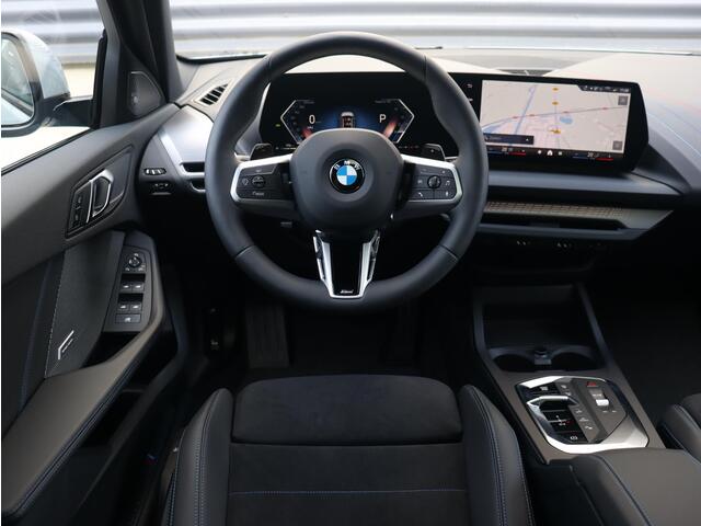 BMW 1-SERIE 5-deurs 120 | M Sportpakket Pro | Panodak | Harman Kardon | Driving Assistant | Camera | Sportstoelen | Comfort Access | Getint Glas | Verwarmd Stuurwiel | 19'' LMV