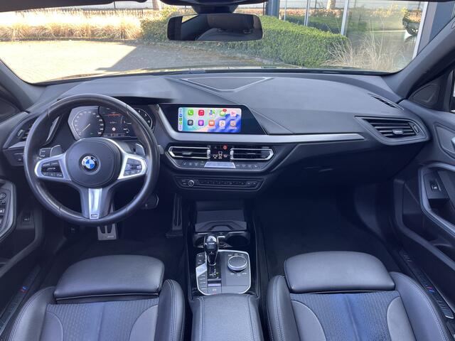 BMW 1-SERIE M135i xDrive High Executive M Sport 306pk Automaat | Panodak | Elektr. achterklep | arking Pakket | Spiegel Pakket | Draadloze telefoonlader | etc. etc.