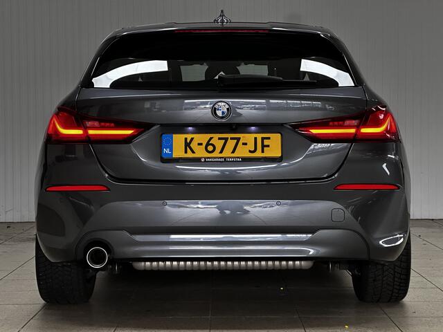 BMW 1-SERIE 118i Executive Edition/ Nieuw model!/ Apple + Android/ Virtual Dash./ LED Koplampen/ 17'' LMV/ Camera/ Keyless-GO/ Lane-Assist./ Navi/ Grootlicht Assist./ DAB+/ Adaptive Cruise/ PDC V+A/ Multi. LEDER. Stuur.