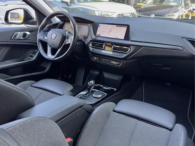 BMW 1-SERIE 118i AUT7 EXE M-SPORT LEDER NAVI DIGI-DASH APPLE-CARPLAY LED LMV PDC