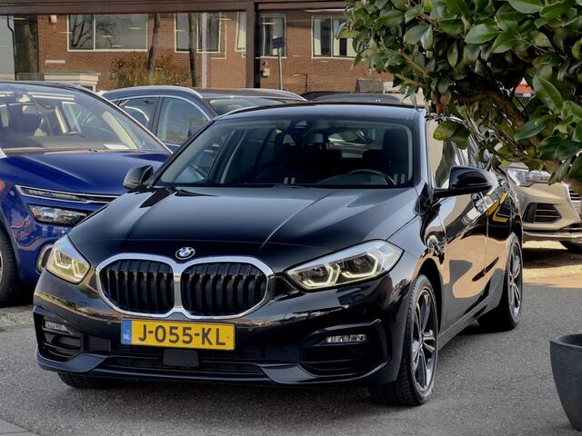 BMW 1-SERIE 118i AUT7 EXE M-SPORT LEDER NAVI DIGI-DASH APPLE-CARPLAY LED LMV PDC