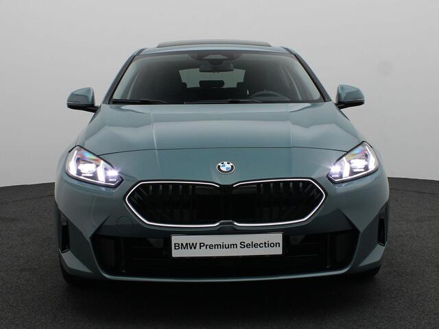 BMW 1-SERIE 120 M Sportpakket | Glazen Panoramadak | Driving Assistant Plus | Head-Up Display | 18"