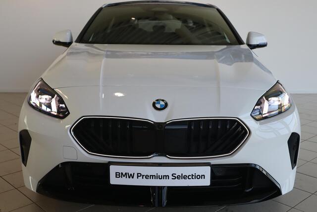BMW 1-SERIE 120 M Sportpakket Pro | Head-Up | 360 Camera | Dodehoekdetectie | Iconic Glow | Stoelverwarming | Comfort Access | Ekris Selection