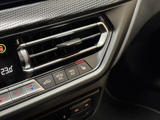 BMW 1-SERIE 118i Sportline Automaat (APPLE CARPLAY, DEALER ONDERHOUDEN, GROOT NAVI, LEDER, CAMERA, STOELVERWARMING, SPORTSTOELEN, LANE ASSIST, NIEUWE APK, NIEUWSTAAT)