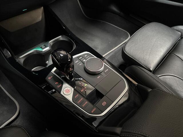 BMW 1-SERIE 118i Sportline Automaat (APPLE CARPLAY, DEALER ONDERHOUDEN, GROOT NAVI, LEDER, CAMERA, STOELVERWARMING, SPORTSTOELEN, LANE ASSIST, NIEUWE APK, NIEUWSTAAT)