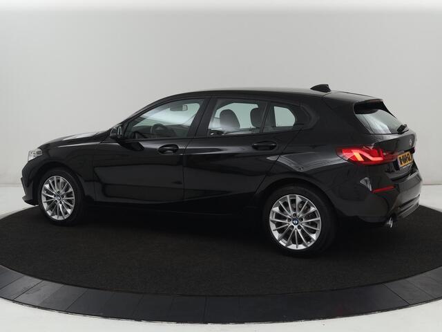 BMW 1-SERIE 120i Business Edition Plus | Leder | Sportstoelen | Carplay | Stoelverwarming | Live Cockpit | Parkeerhulp | Climate control
