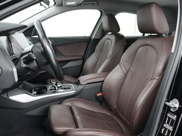 BMW 1-SERIE 120i Business Edition Plus | Leder | Sportstoelen | Carplay | Stoelverwarming | Live Cockpit | Parkeerhulp | Climate control