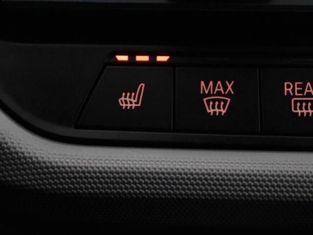 BMW 1-SERIE 120i Business Edition Plus | Leder | Sportstoelen | Carplay | Stoelverwarming | Live Cockpit | Parkeerhulp | Climate control