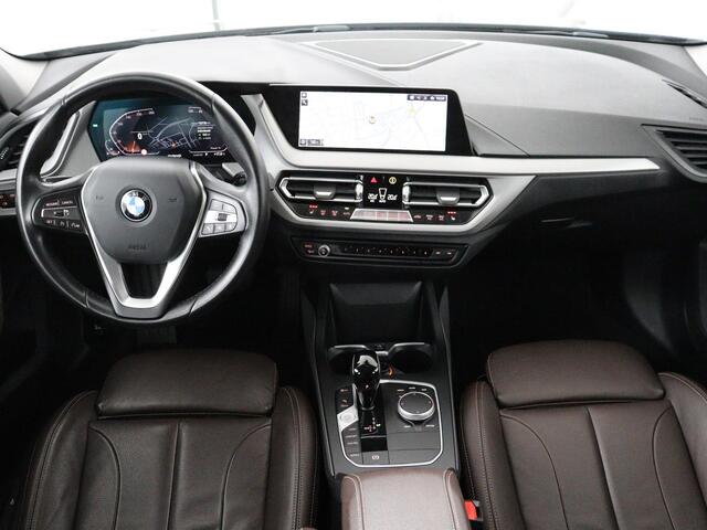 BMW 1-SERIE 120i Business Edition Plus | Leder | Sportstoelen | Carplay | Stoelverwarming | Live Cockpit | Parkeerhulp | Climate control
