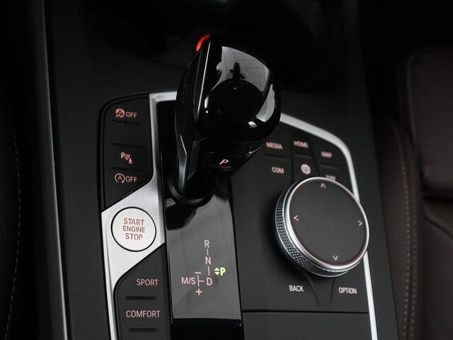 BMW 1-SERIE 120i Business Edition Plus | Leder | Sportstoelen | Carplay | Stoelverwarming | Live Cockpit | Parkeerhulp | Climate control