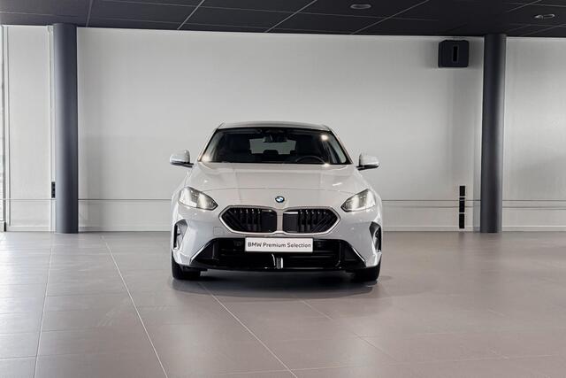 BMW 1-SERIE 120 M Sport Design | Stoelverwarming | Achteruitrijcamera | Trekhaak |