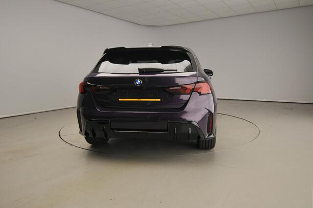 BMW 1-SERIE 5-deurs 120 M-Sportpakket / Panoramadak / Trekhaak / Driving assist plus / Getint glas / Alu wielen 19 inch