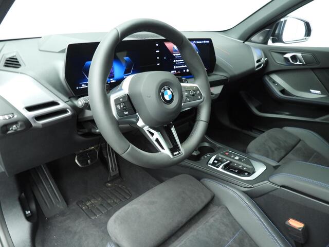 BMW 1-SERIE 5-deurs 120 M-Sportpakket / Panoramadak / Trekhaak / Driving assist plus / Getint glas / Alu wielen 19 inch