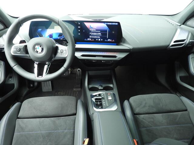 BMW 1-SERIE 5-deurs 120 M-Sportpakket / Panoramadak / Trekhaak / Driving assist plus / Getint glas / Alu wielen 19 inch