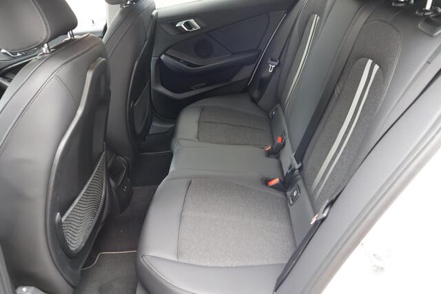 BMW 1-SERIE 118i | LED | Automaat | Clima | Camera | .