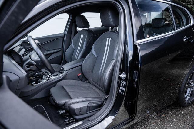 BMW 1-SERIE 118i Executive AUT8|Camera|Carplay|LED|Sfeerverl.|Stuur&stoelverw.|NL-auto|Dealer-onderhouden