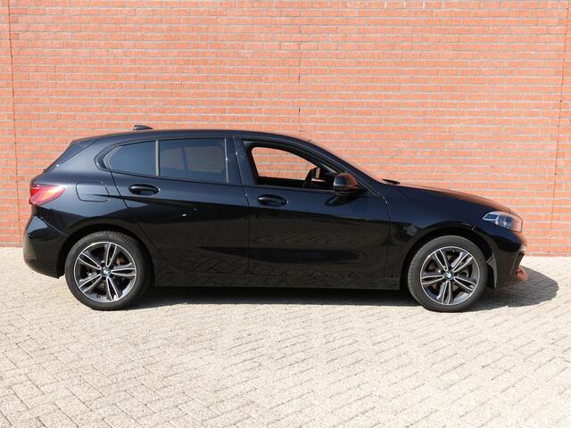 BMW 1-SERIE 118i Introduction Edition Automaat | Navigatie | Virtual Cockpit | Parkeersensoren | Ledverlichting | HiFi audio | Cruise Control | Climate Control | Getinte ramen