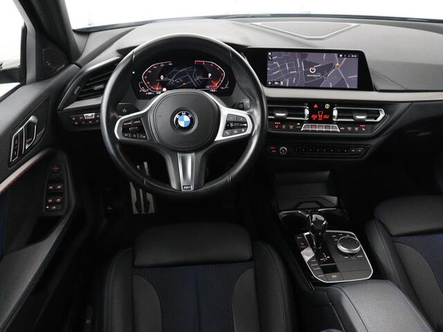 BMW 1-SERIE 118i M Sport | Panoramadak | Stoelverwarming | Harman/Kardon | Camera | Live Cockpit | Carplay | Sfeerverlichting | Sportstoelen | Full LED | Navigatie | Half leder | Park Assist | Climate control