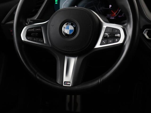 BMW 1-SERIE 118i M Sport | Panoramadak | Stoelverwarming | Harman/Kardon | Camera | Live Cockpit | Carplay | Sfeerverlichting | Sportstoelen | Full LED | Navigatie | Half leder | Park Assist | Climate control