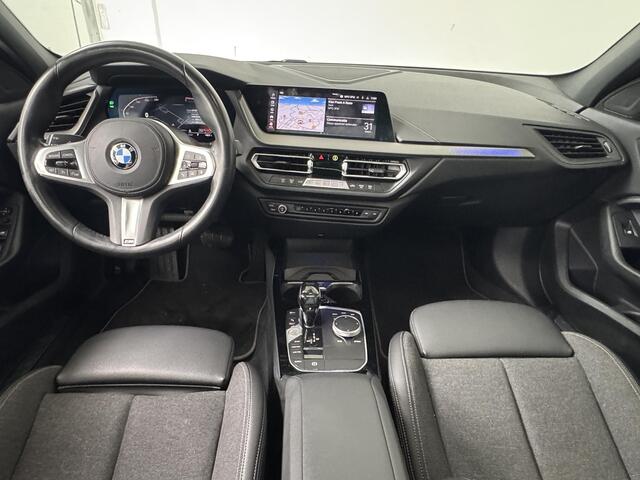 BMW 1-SERIE 118i Executive Edition | Panoramadak | Navigatie | Parkeersensoren V+A | Apple CarPlay / Android Auto |