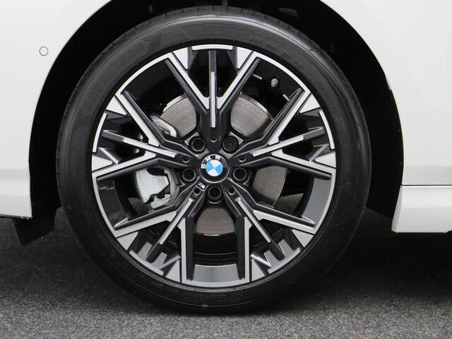 BMW 1-SERIE 120 M Sport Design Edition | Harman Kardon | Driving Assistant | Stuurwielverwarming | 18"