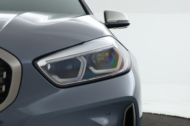 BMW 1-SERIE M135i xDrive High Executive Edition Head Up Display, Automaat, Panorama Dak!