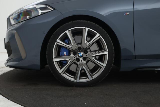BMW 1-SERIE M135i xDrive High Executive Edition Head Up Display, Automaat, Panorama Dak!