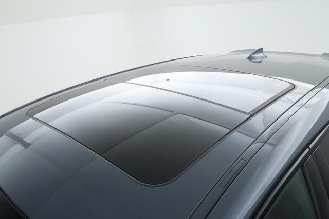 BMW 1-SERIE M135i xDrive High Executive Edition Head Up Display, Automaat, Panorama Dak!